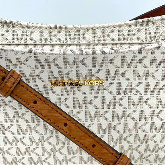 Michael Kors Large Messenger Bag Vanilla - Picture 2 of 13